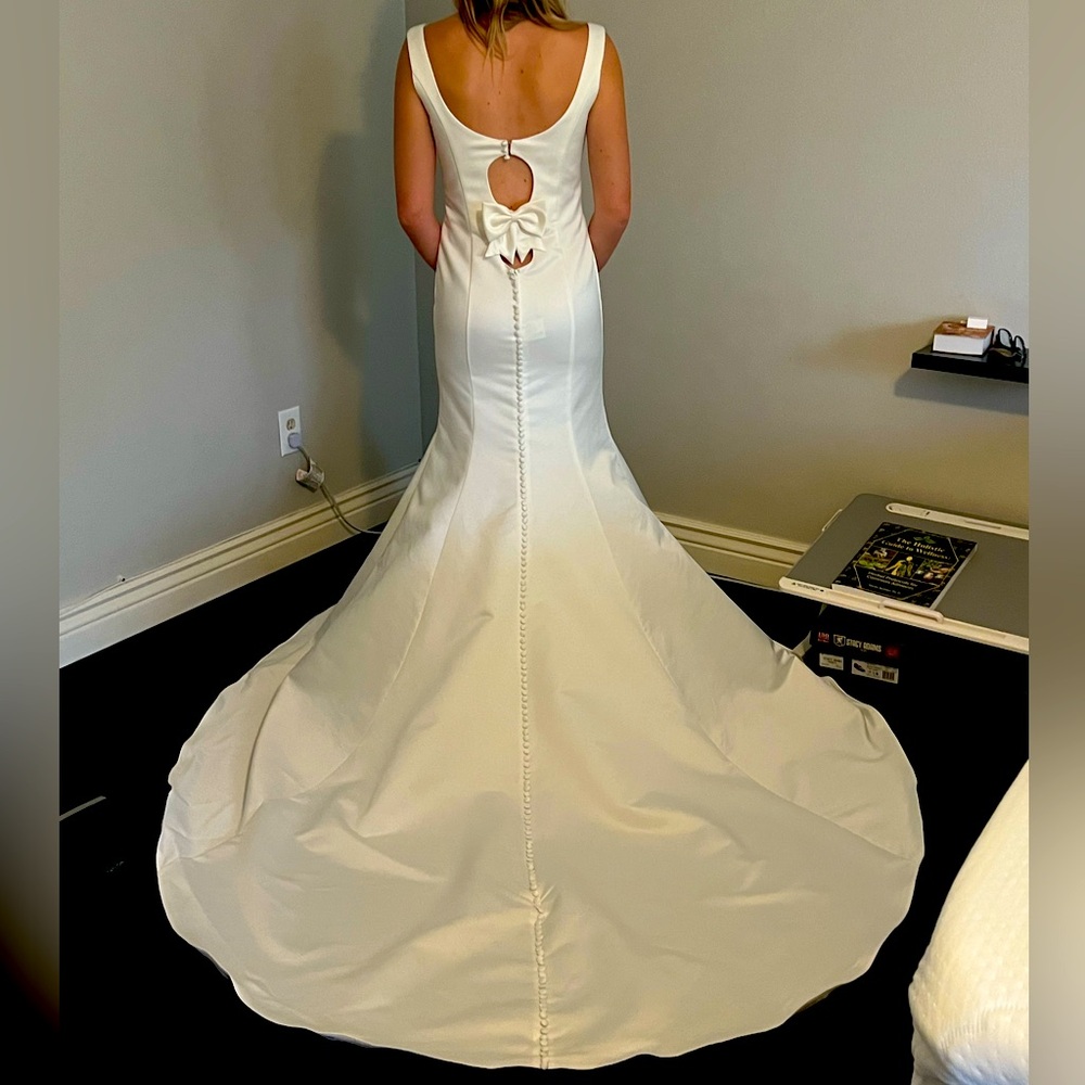 Elegant Ivory Gown with Bow Detail